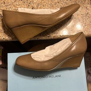 NIB Antonio Melani leather wedges, size 9, taupe